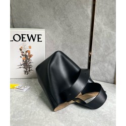 Loewe Medium Pebble Bucket Bag in Black Calfskin LS929110